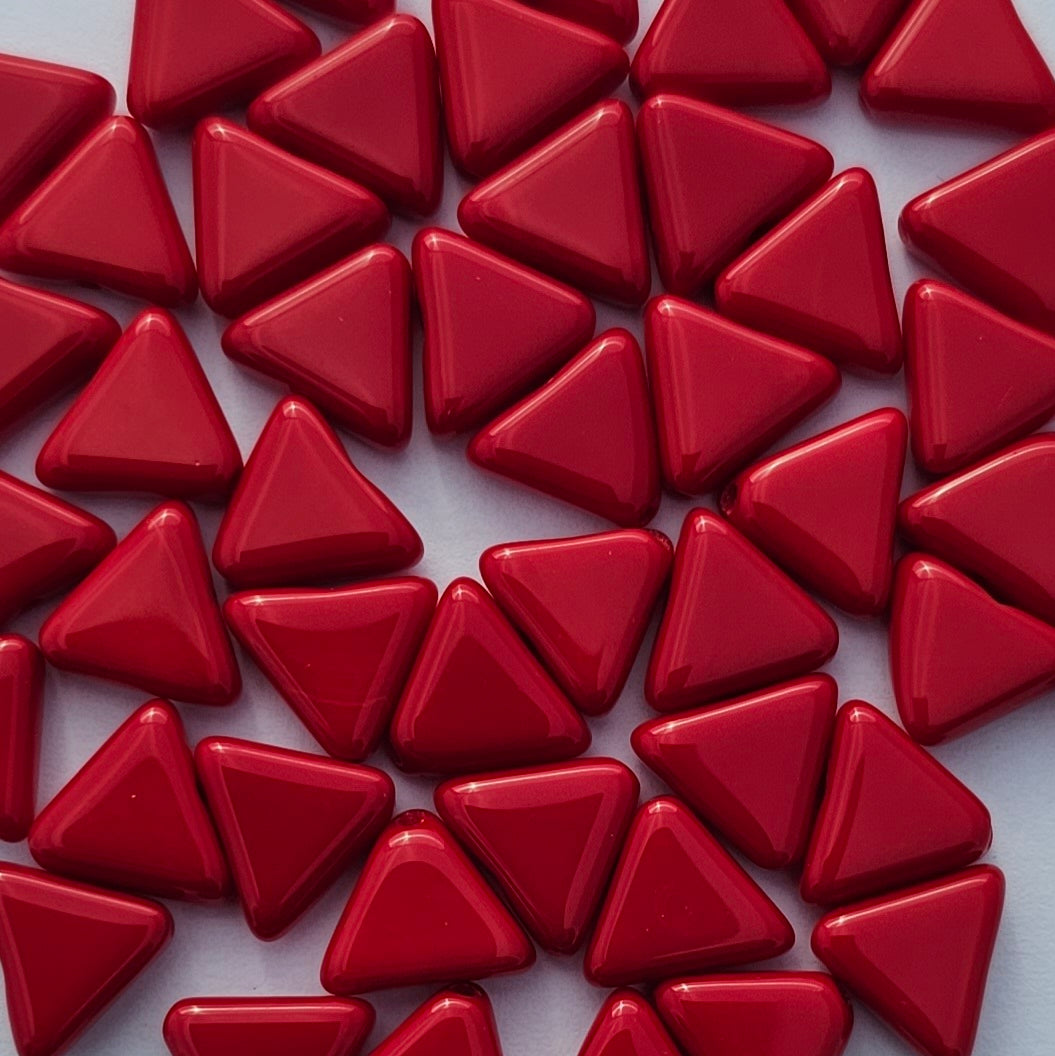 Red 10x10mm glass triangles