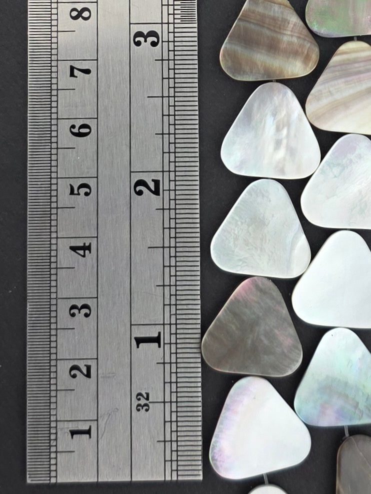 16mm - Natural Black Lip - Triangles