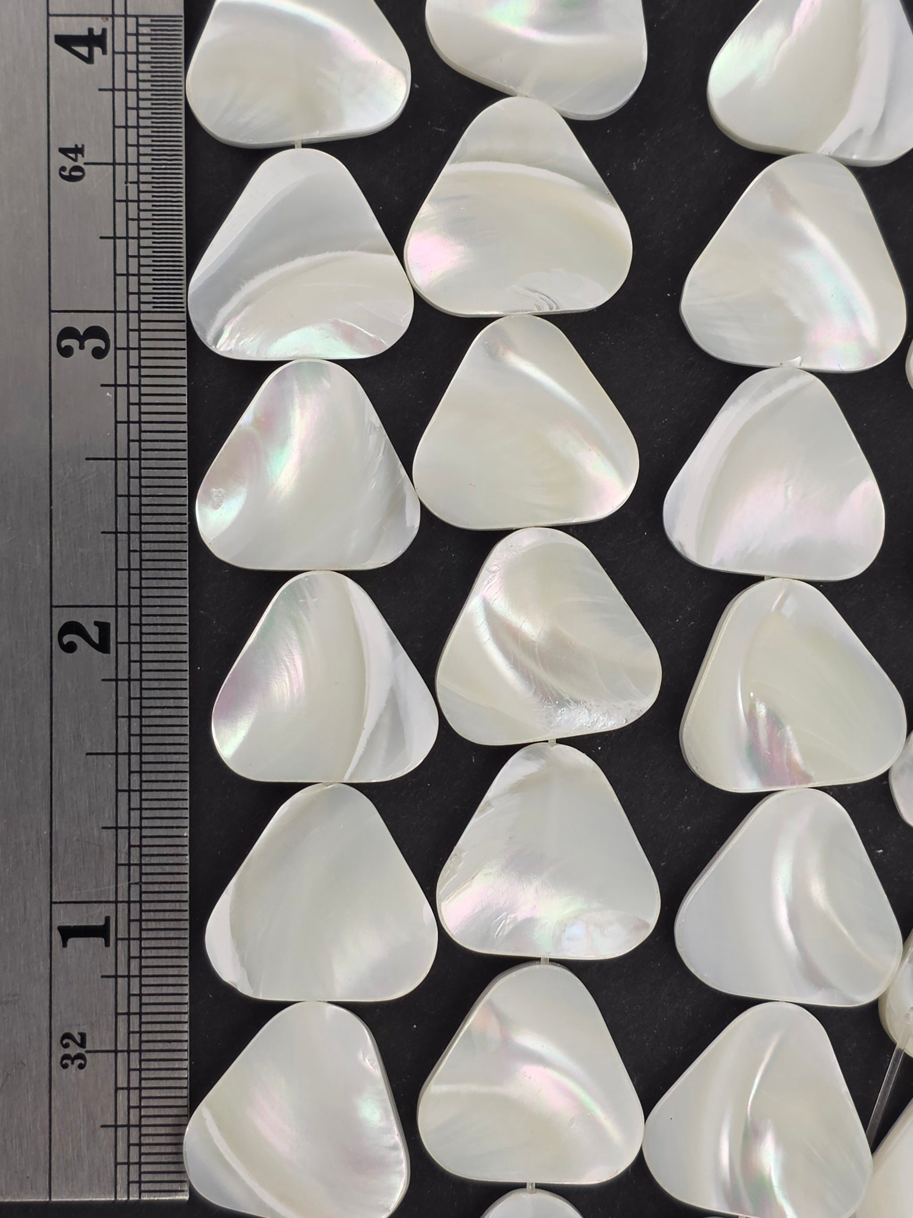 18mm - Mother of Pearl - Triangles - White