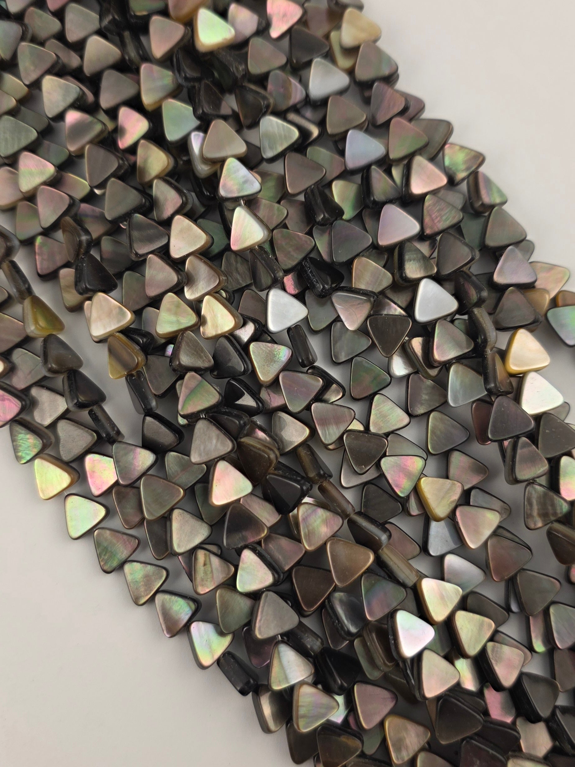 8mm - Natural Black Lip - Triangles