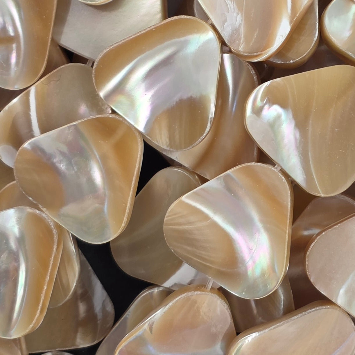 18mm - Mother of Pearl - Triangles - Natural Color