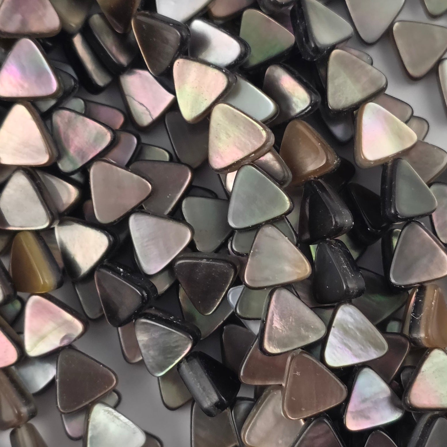 8mm - Natural Black Lip - Triangles