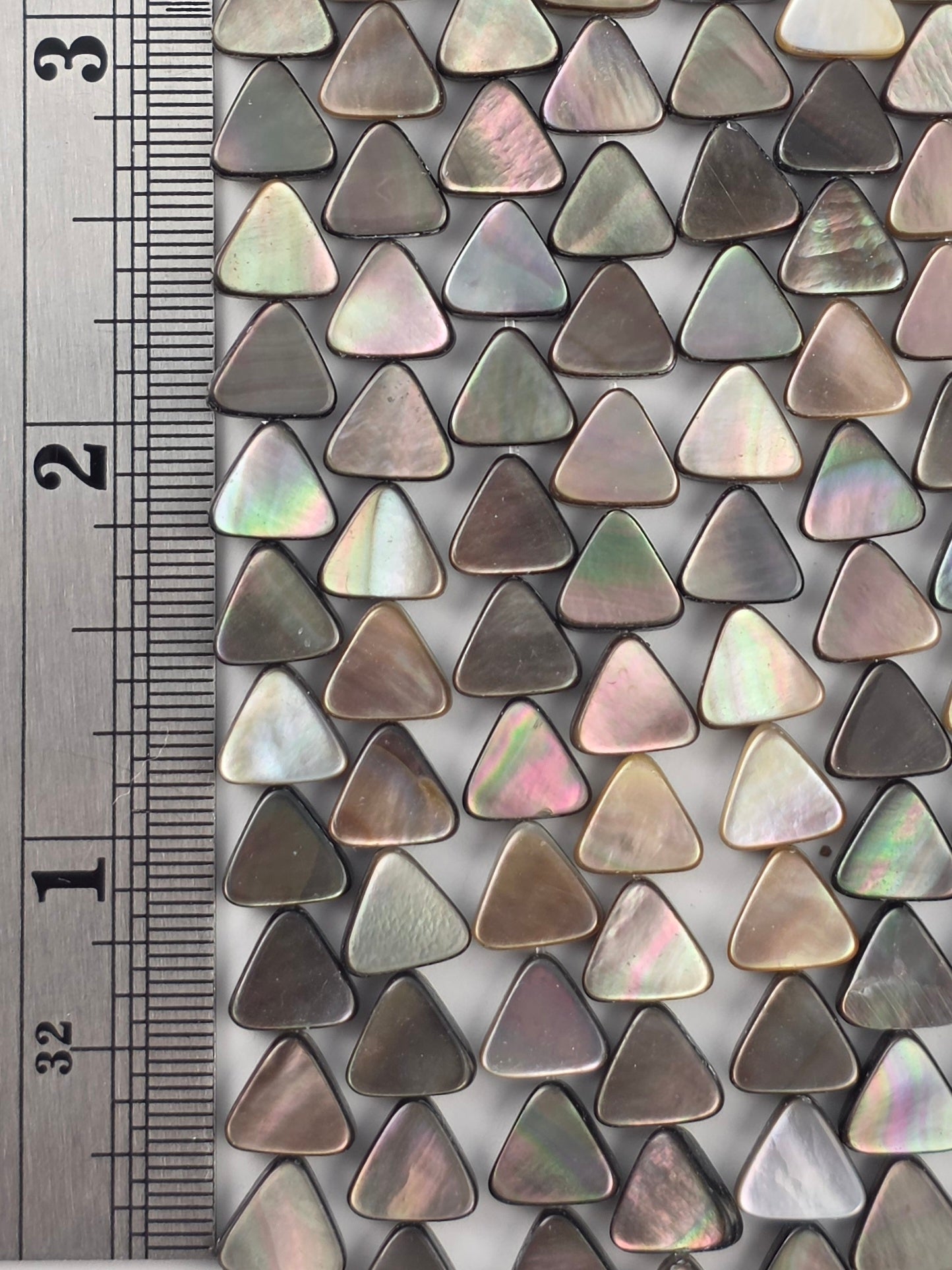 8mm - Natural Black Lip - Triangles