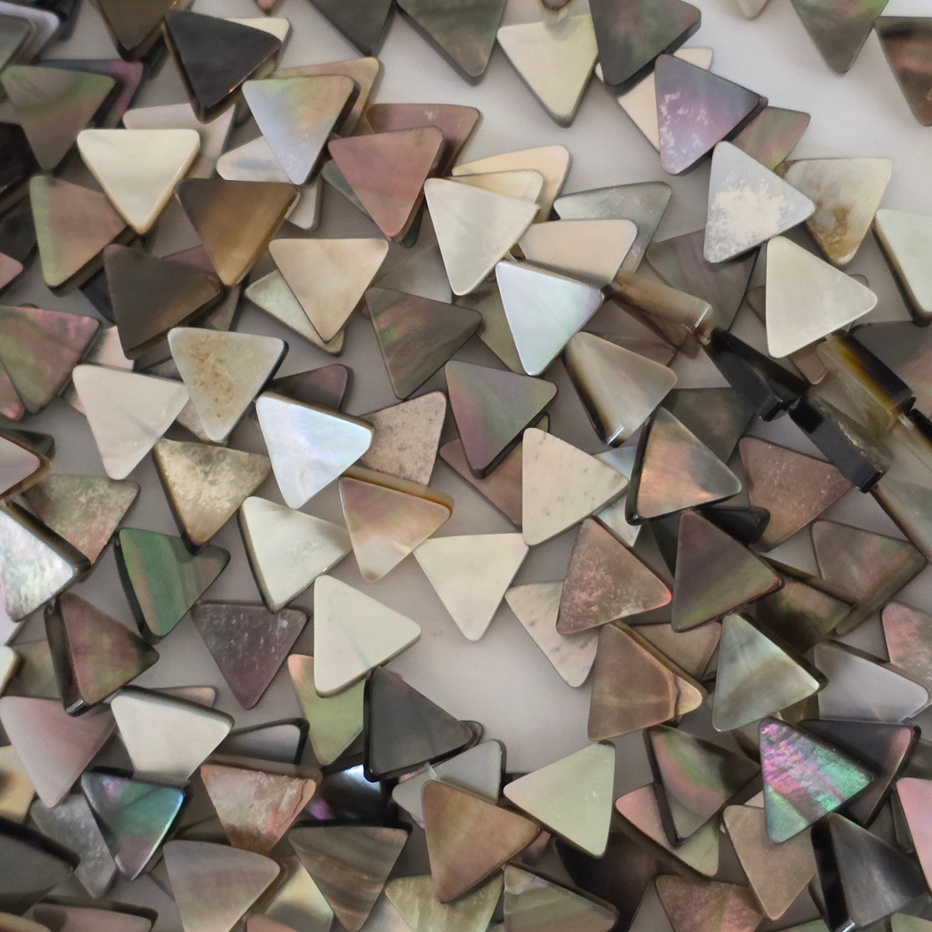 8mm - Natural Black Lip - Triangles
