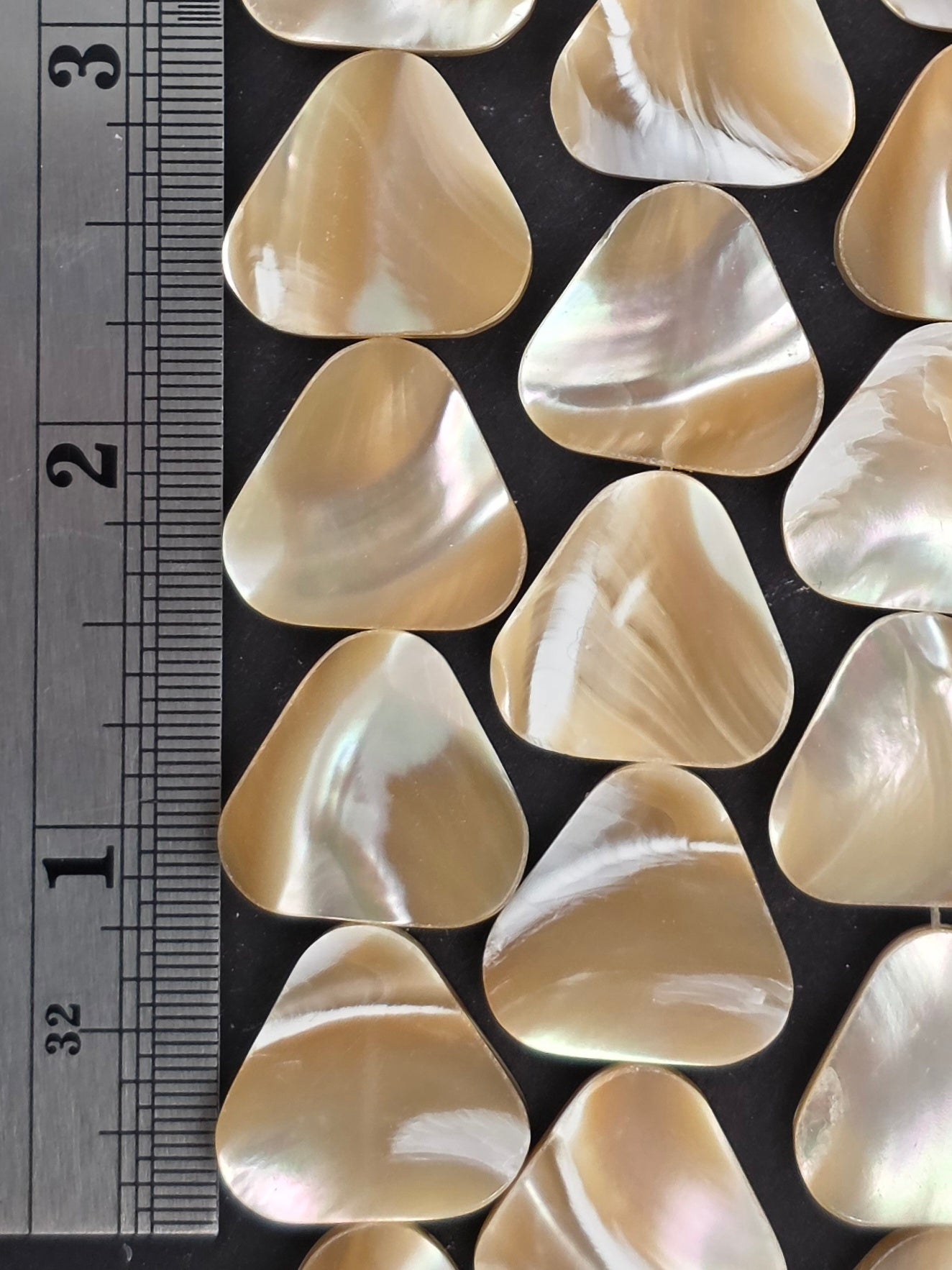 18mm - Mother of Pearl - Triangles - Natural Color